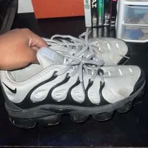 VAPOR MAX BLACK AND GREY